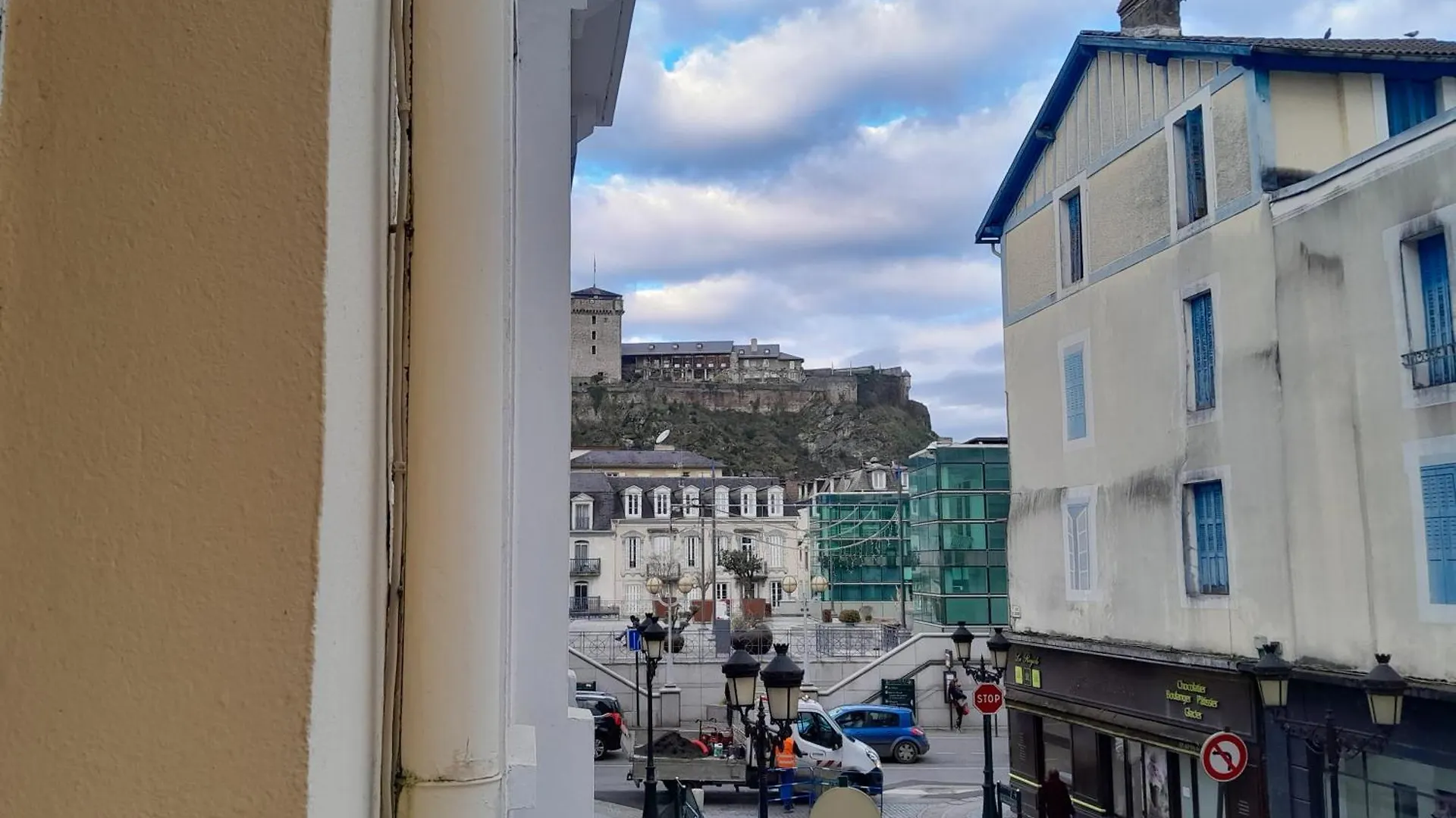 Vue De Reve Chambre Dans Appartement De Standing - Vous Faites Le Menage-Very Good Prices But You Have To Cle-An Th-E Flat Lourdes
